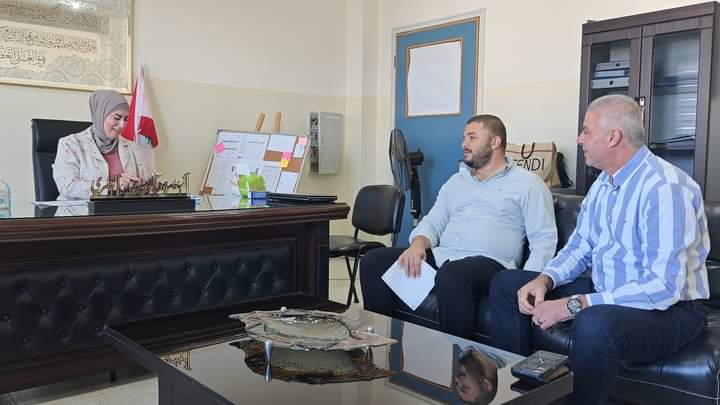 جولة رئيس بلدة ببنين على المدارس